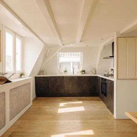 Apartment Light, Spacious, Perfect Location *